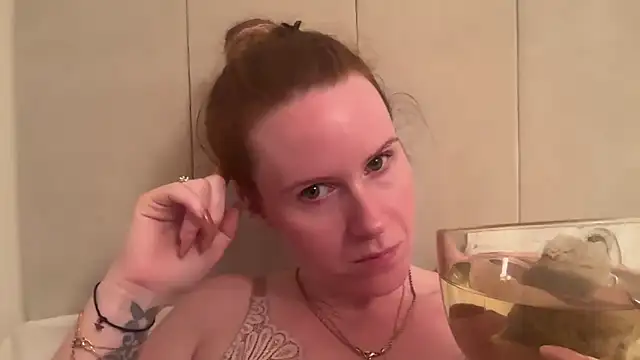 Snapshot of redheadrosie69 chatting on 09-29-25, 06:57 redheadrosie69 online show from 09-29-25, 06:57