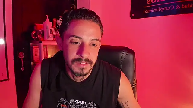 Snapshot of Erick_Wall chatting on 05-31-26, 04:20 Erick Wall online show from 05-31-26, 04:20