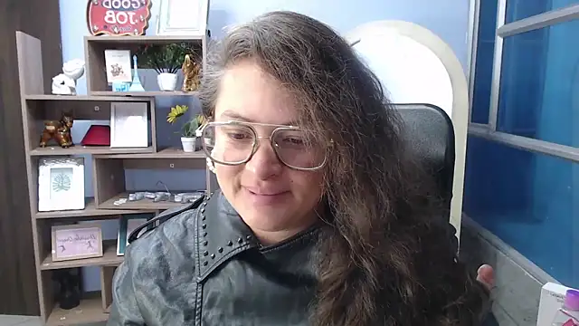 Snapshot of SaraThomso chatting on 02-19-25, 03:06 SaraThomso online show from 02-19-25, 03:06