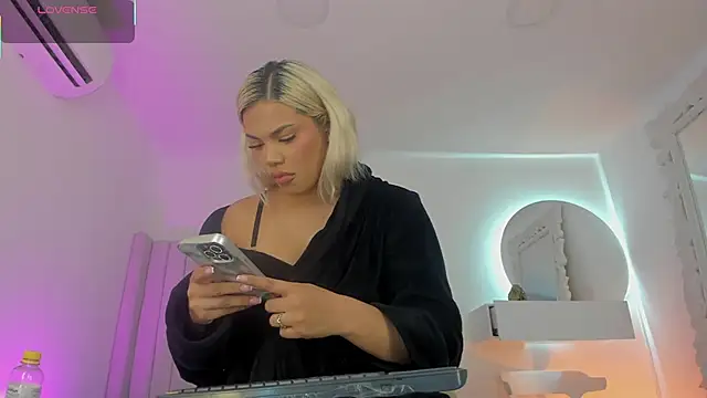 Shelynna azzul online show from 11-30-25, 07:40