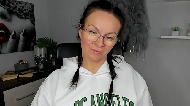 HelenLuxx online show from 01-26-25, 10:34