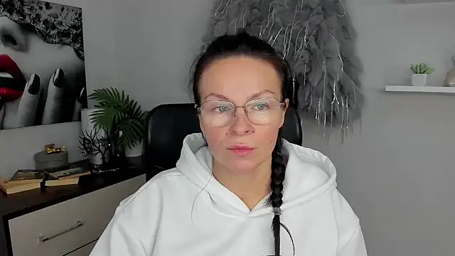 HelenLuxx online show from 01-27-25, 10:06