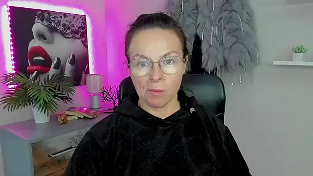 HelenLuxx online show from 01-30-25, 01:31