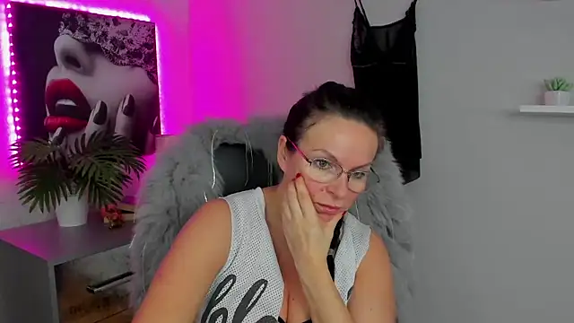 HelenLuxx online show from 02-13-25, 12:43