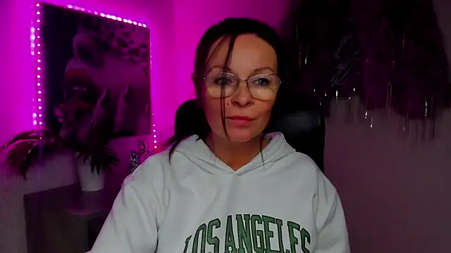 HelenLuxx online show from 11-22-25, 07:57