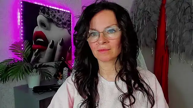Snapshot of HelenLuxx chatting on 04-27-26, 02:59 HelenLuxx online show from 04-27-26, 02:59
