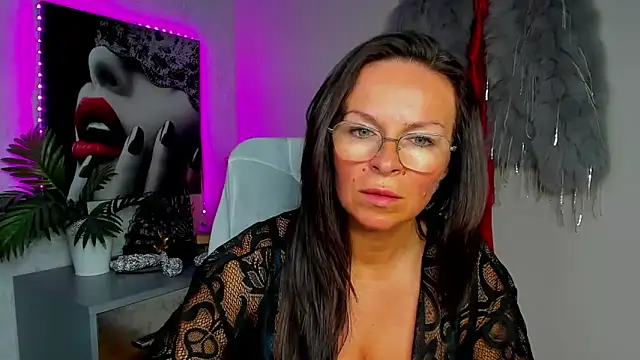 Snapshot of HelenLuxx chatting on 05-31-26, 06:31 HelenLuxx online show from 05-31-26, 06:31