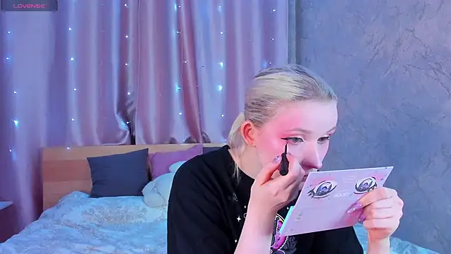 Snapshot of SweeteRose_Royce chatting on 02-16-25, 03:05 SweeteRose Royce online show from 02-16-25, 03:05