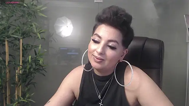 Snapshot of BustyAllyy chatting on 12-23-24, 01:18 BustyAllyy online show from 12-23-24, 01:18