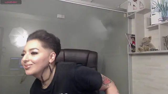 Snapshot of BustyAllyy chatting on 01-16-25, 08:46 BustyAllyy online show from 01-16-25, 08:46