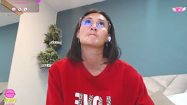 Snapshot of SharisWillian chatting on 04-24-26, 03:20 SharisWillian online show from 04-24-26, 03:20