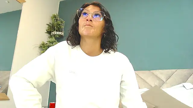 Snapshot of SharisWillian chatting on 05-20-26, 03:34 SharisWillian online show from 05-20-26, 03:34