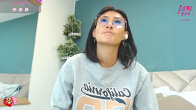 Snapshot of SharisWillian chatting on 05-25-26, 03:45 SharisWillian online show from 05-25-26, 03:45