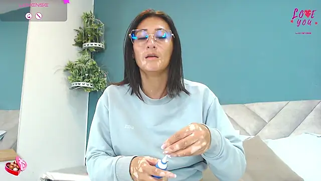 Snapshot of SharisWillian chatting on 05-28-26, 03:48 SharisWillian online show from 05-28-26, 03:48
