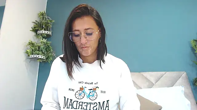 Snapshot of SharisWillian chatting on 06-15-26, 03:42 SharisWillian online show from 06-15-26, 03:42