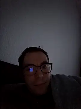 Schnubby1 online show from 12-18-25, 03:07