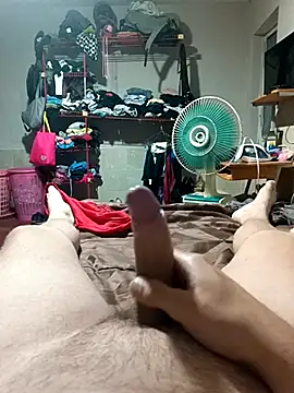 Snapshot of Aledw9 chatting on 02-17-26, 05:48 Aledw9 online show from 02-17-26, 05:48