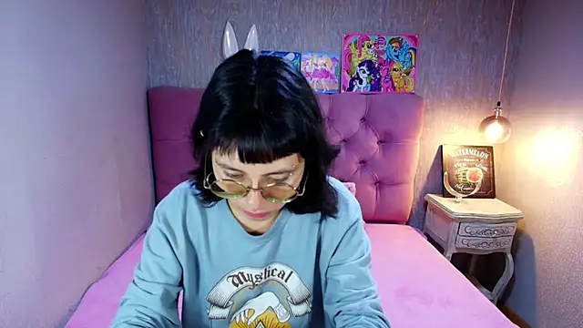 Snapshot of charlottemoonxz chatting on 07-19-26, 04:44 charlottemoonxz online show from 07-19-26, 04:44