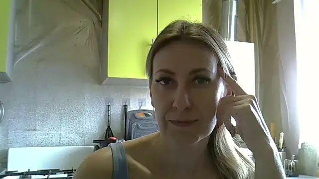 Snapshot of AshleyXHoney chatting on 03-17-26, 08:28 AshleyXHoney online show from 03-17-26, 08:28