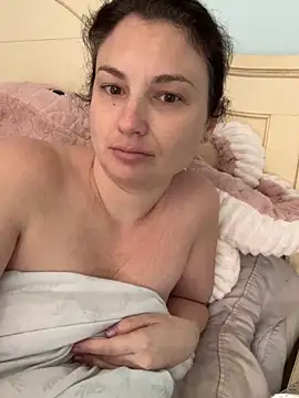 MilfyMrsRobinson online show from 02-25-25, 04:00