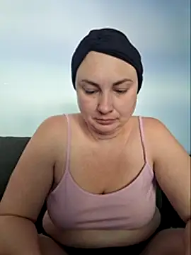 Snapshot of MilfyMrsRobinson chatting on 05-14-26, 01:29 MilfyMrsRobinson online show from 05-14-26, 01:29
