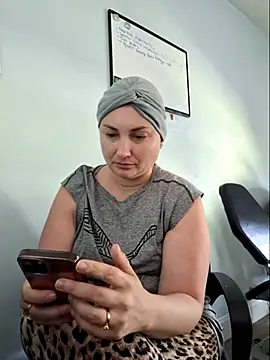 Snapshot of MilfyMrsRobinson chatting on 05-18-26, 01:50 MilfyMrsRobinson online show from 05-18-26, 01:50