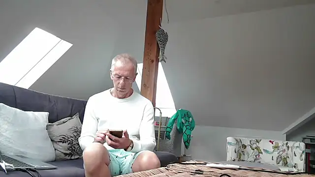 Snapshot of maxmueller321 chatting on 03-29-26, 01:22 maxmueller321 online show from 03-29-26, 01:22