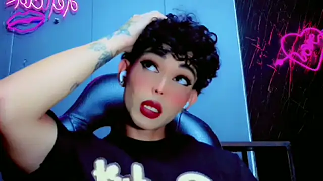 Snapshot of Marian_LV chatting on 11-21-25, 02:05 Marian LV online show from 11-21-25, 02:05