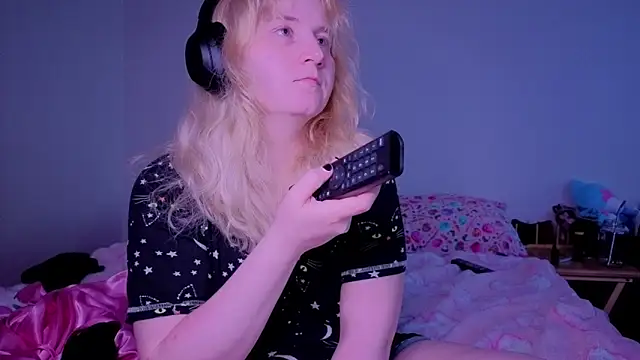 Snapshot of Glitch_Witch chatting on 06-19-26, 10:30 Glitch Witch online show from 06-19-26, 10:30