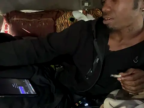 Snapshot of SlimeCrownzOut5 chatting on 12-14-25, 07:40 SlimeCrownzOut5 online show from 12-14-25, 07:40