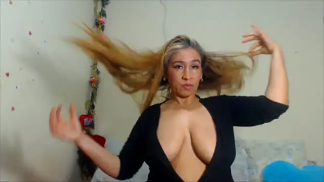 Snapshot of sharloth_x18 chatting on 05-19-26, 02:18 sharloth x18 online show from 05-19-26, 02:18