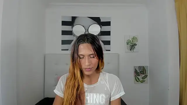 Snapshot of Brisahott chatting on 12-19-25, 07:54 Brisahott online show from 12-19-25, 07:54