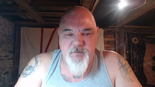 Newfiesausage1972 online show from 04-06-26, 08:26