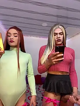 Snapshot of big_girl21cm chatting on 12-14-25, 01:00 big girl21cm online show from 12-14-25, 01:00