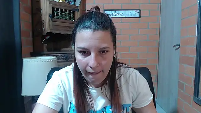 Snapshot of alexia_87 chatting on 12-23-25, 03:48 alexia 87 online show from 12-23-25, 03:48