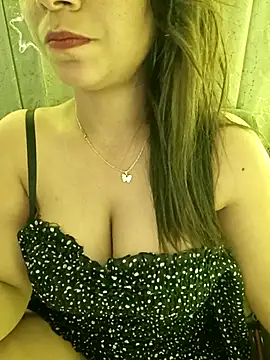 Snapshot of Divya_girl chatting on 03-12-25, 07:13 Divya girl online show from 03-12-25, 07:13