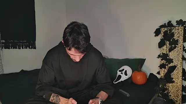 Snapshot of JackDesFeux chatting on 10-28-25, 05:44 JackDesFeux online show from 10-28-25, 05:44