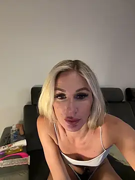 Snapshot of Liana_Lou chatting on 12-02-24, 03:36 Liana Lou online show from 12-02-24, 03:36