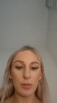 Snapshot of Liana_Lou chatting on 01-19-25, 01:44 Liana Lou online show from 01-19-25, 01:44