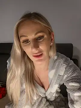 Snapshot of Liana_Lou chatting on 01-19-25, 04:57 Liana Lou online show from 01-19-25, 04:57