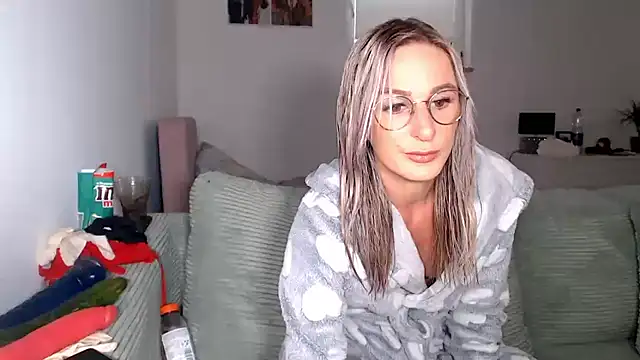 Snapshot of Liana_Lou chatting on 06-20-26, 12:52 Liana Lou online show from 06-20-26, 12:52