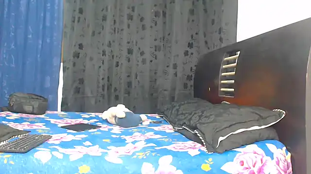 Snapshot of Hot_Sharks_ chatting on 11-04-25, 07:29 Hot Sharks online show from 11-04-25, 07:29