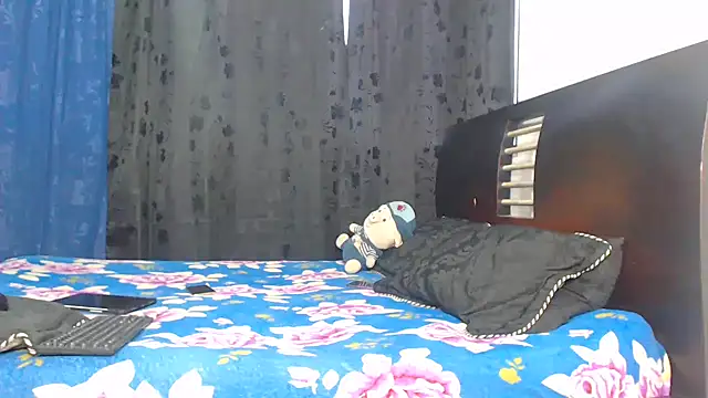 Snapshot of Hot_Sharks_ chatting on 11-27-25, 11:01 Hot Sharks online show from 11-27-25, 11:01