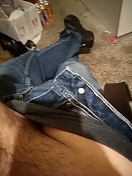 Snapshot of A_man_in_public chatting on 09-30-25, 06:24 A man in public online show from 09-30-25, 06:24