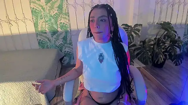 cute hollywood online show from 12-18-25, 08:15