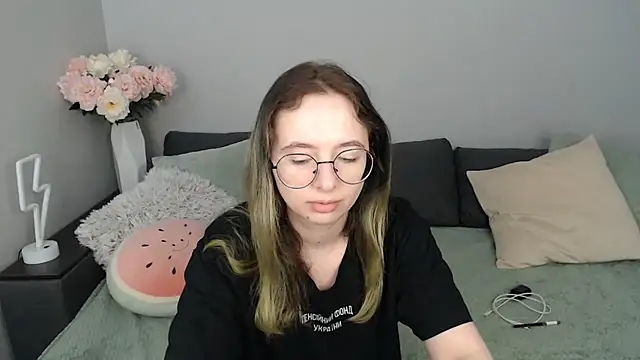 Mini Diva online show from 09-22-25, 08:05