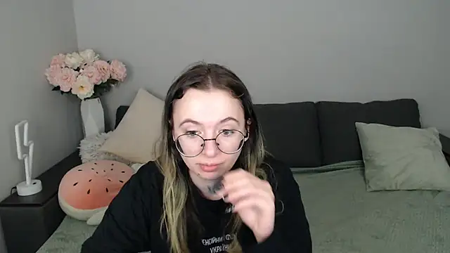 Mini Diva online show from 10-17-25, 08:06