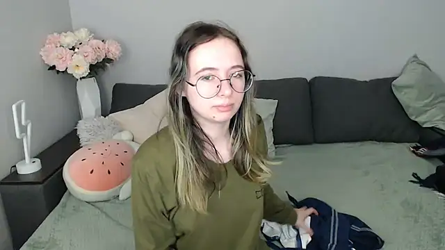 Mini Diva online show from 10-21-25, 08:15