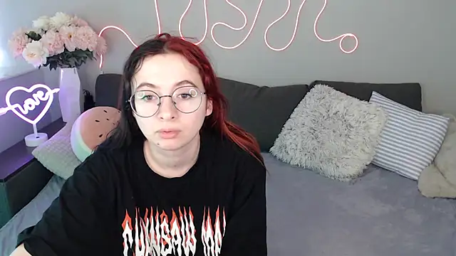 Mini Diva online show from 11-15-25, 09:17