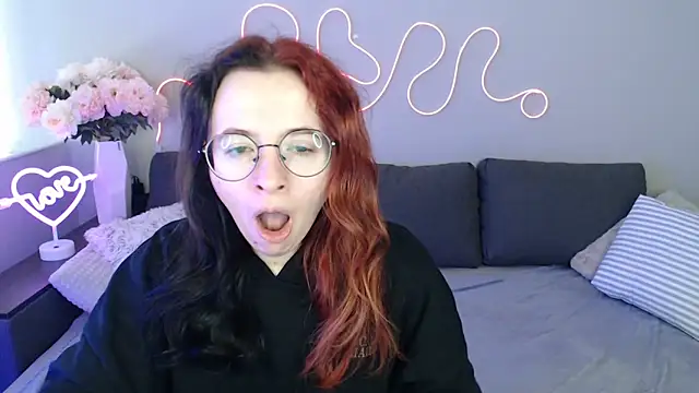 Mini Diva online show from 11-22-25, 09:08